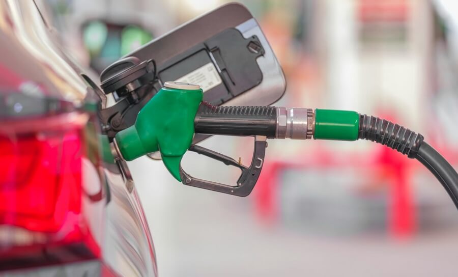 Топливо снова растёт в цене — водителям советуют не откладывать заправку