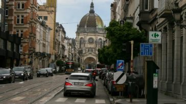 От театра до выживания: реальные истории после отмены пособий