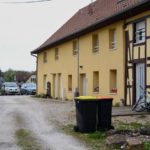 Парковка, где был спасен 9-летний мальчик, запертый в фургоне своего отца с 2024 года.