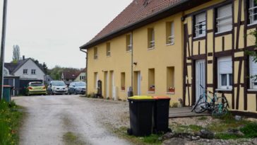 Парковка, где был спасен 9-летний мальчик, запертый в фургоне своего отца с 2024 года.