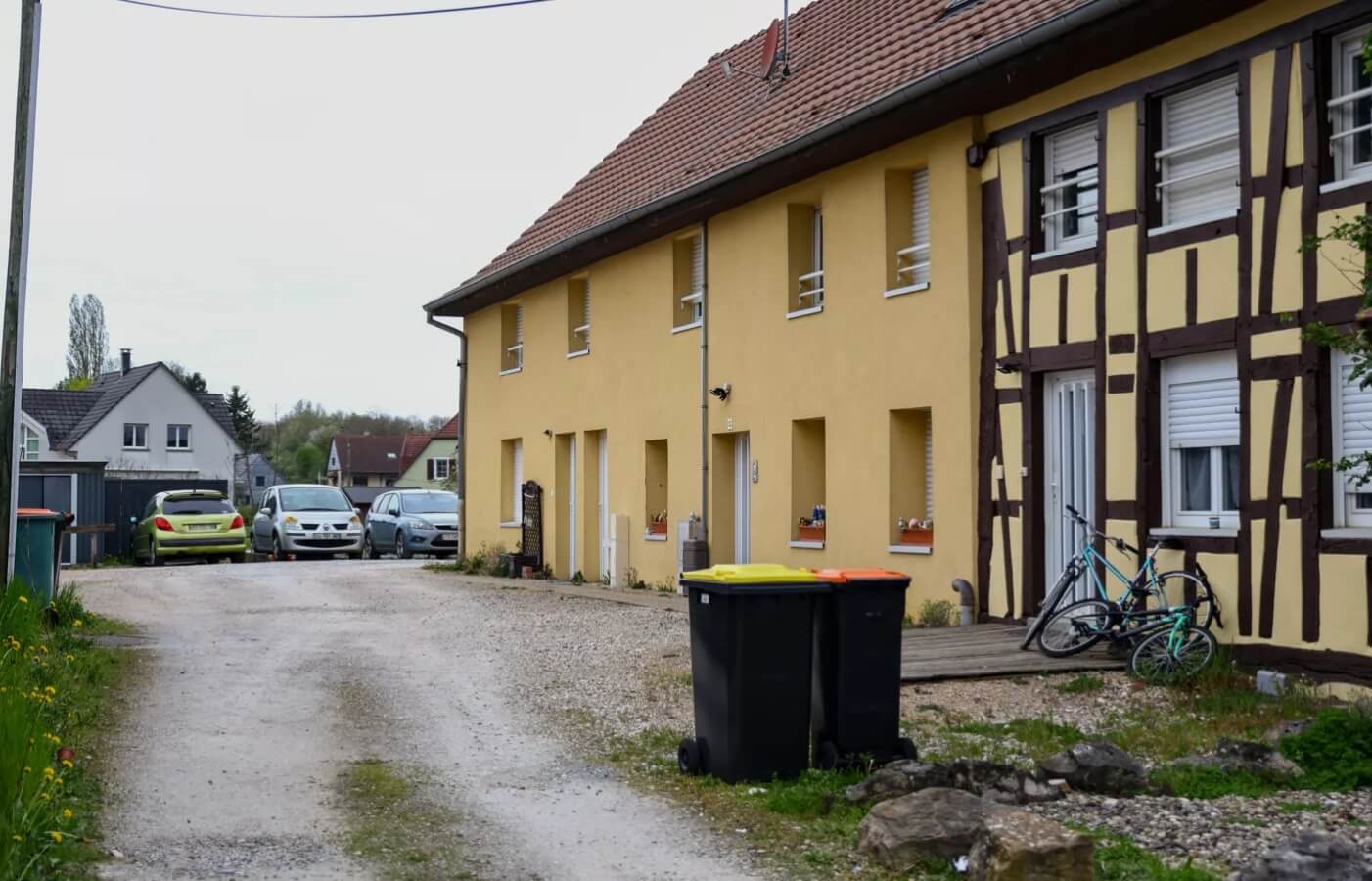 Парковка, где был спасен 9-летний мальчик, запертый в фургоне своего отца с 2024 года.